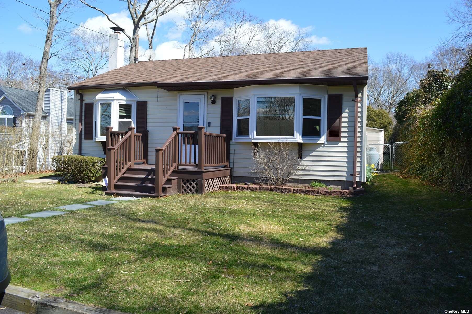 Single Family in Hampton Bays - Squiretown  Suffolk, NY 11946