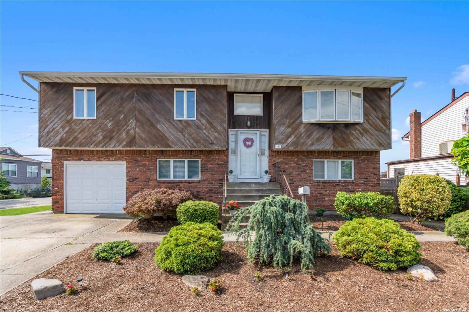 Single Family in Lindenhurst - Shore  Suffolk, NY 11757