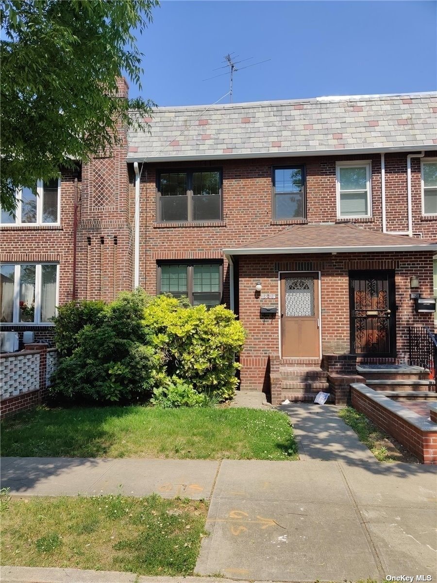 Single Family in Hillcrest (Queens) - 167th  Queens, NY 11432