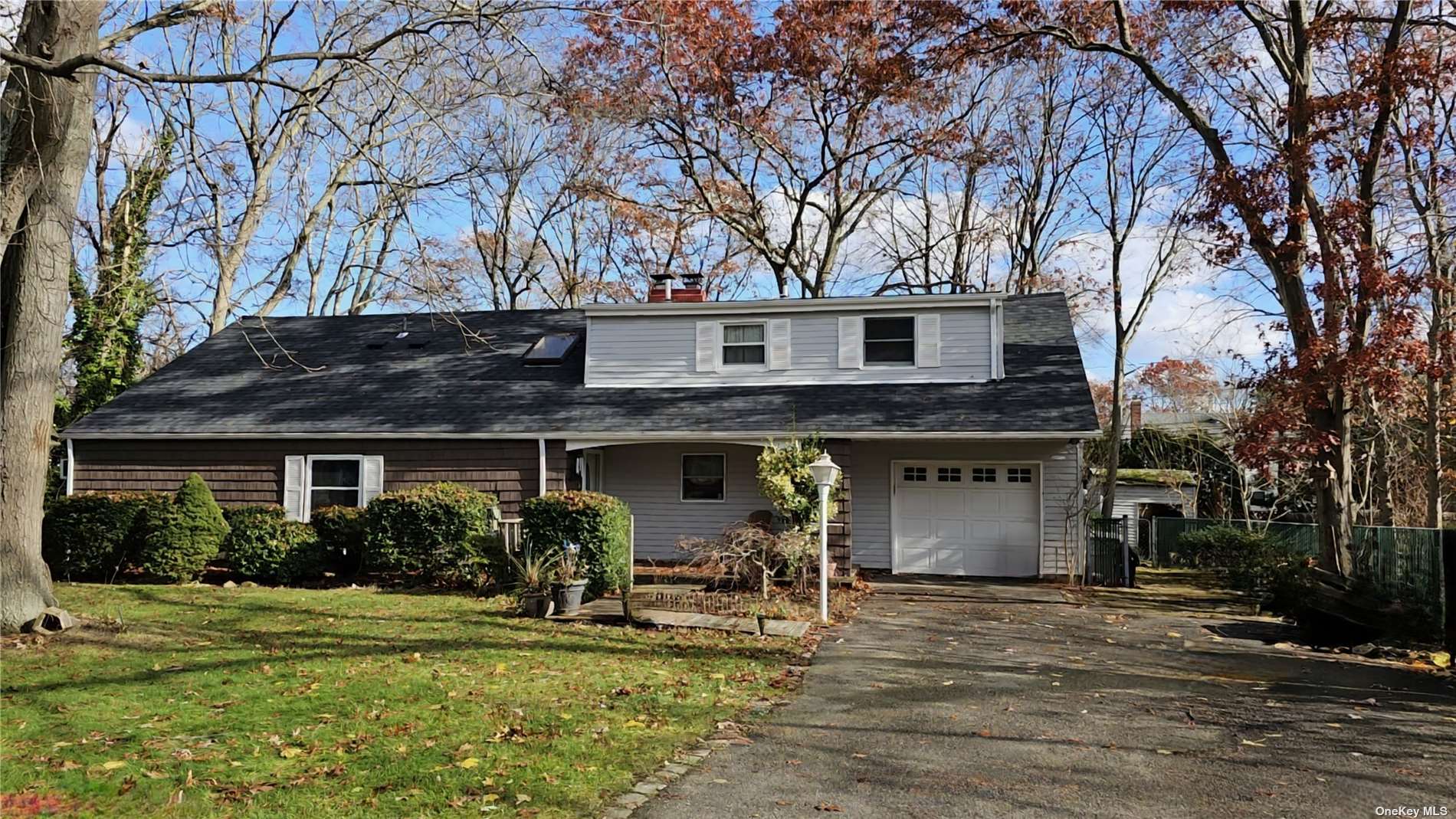 Single Family in Lake Ronkonkoma - Campus  Suffolk, NY 11779