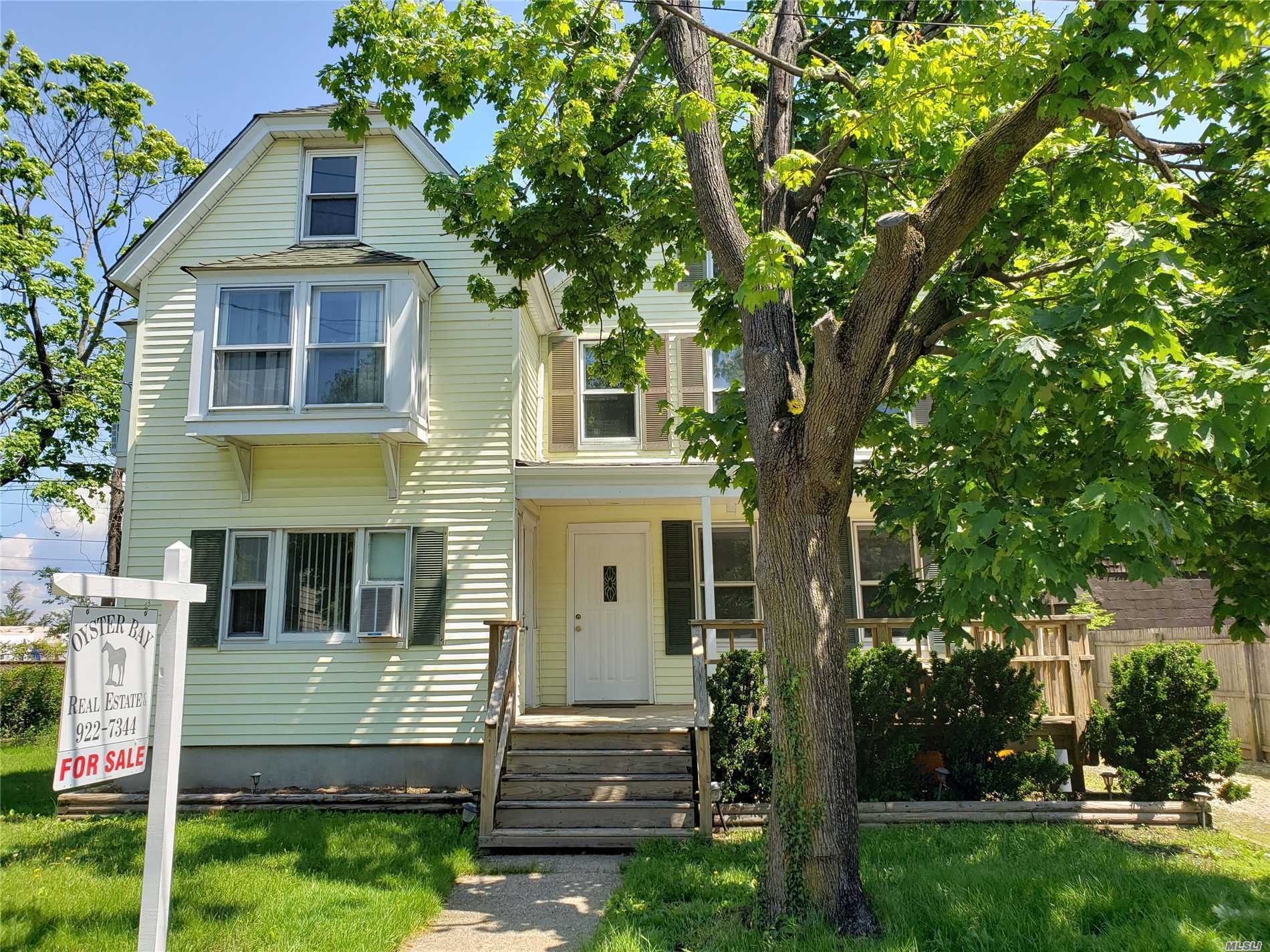 VINTAGE COLONIAL,  SPACIOUS, BRIGHT,  WATER VIEW,  10 ROOMS (2 BATH ROOMS) DETACHED GARAGE. MINUTES FROM BEACH, RAILROAD AND DOWNTOWN OYSTER BAY. SOLD AS IS. POSSIBLE MOTHER/DAUGHTER WITH PROPER PERMIT.