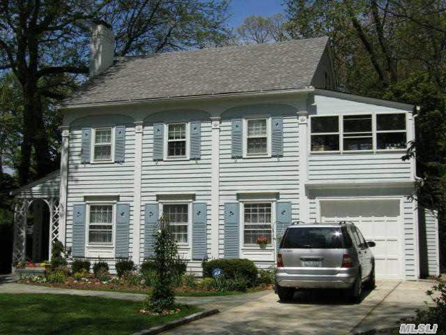 Excellent Location!! Tree Line On Park Ave!! Commuter's Dream!! Close To Lirr!! Manhasset School District!!Excellent Location!! Tree Line On Park Ave!! Commuter's Dream!! Close To Lirr!! Manhasset School District!! Prospect Buyer Should Be Verified All Property Information!! Showing Property Schedules After 02/20/14,  Due To The Weat Her  And Remove Snow & Clean Up Driveway