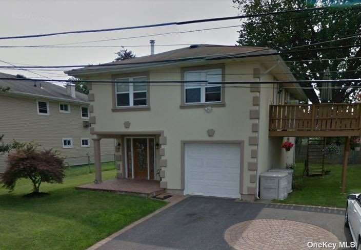 Single Family in Lindenhurst - Shore  Suffolk, NY 11757