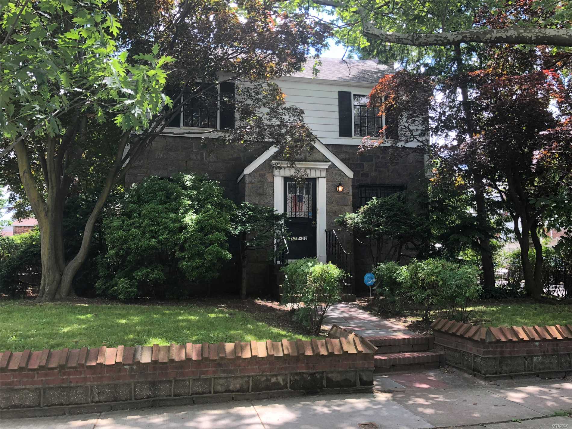 Bring Your Design And Decorating Ideas To This 5 Bedroom, 2.5 Bath Colonial And Create The Home Of Your Dreams. Ideally Located In The Heart Of Fresh Meadows, Close To The Express Bus To Manhattan, St. John's University, Major Highways And Shopping.