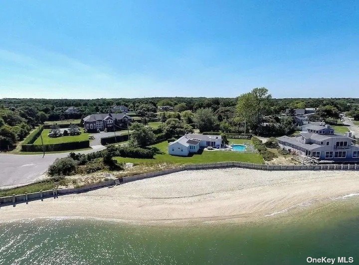 Single Family in Hampton Bays - Peconic  Suffolk, NY 11946