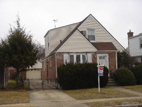 Nice Detached 4 Bedrooms House. Great Location, Near School, Shops And Bus