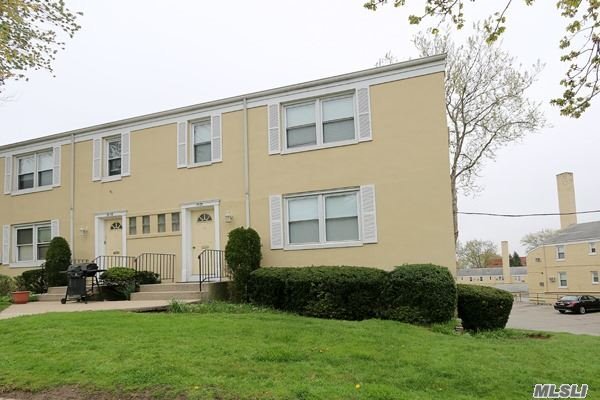 Bright And Sunny Lower Level One Bedroom Co-Op In Desirable Parkwood Estates. Maintenance Charge Includes Fee For Deeded Parking Spot. Beautifully Maintained Development. Close To Ground Transportation, Major Highways, Easy Shopping And Excellent Restaurants. In School District #26.