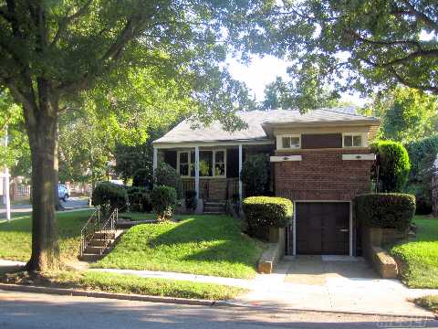 Beautiful Corner Ranch Style Home In The Heart Of Briarwood!100% Brick! Spacious Home With Great Sized Rooms. Notice 62X105 Lot*Private Driveway+ 2.5 Car Garage* Fabulous Hardwood Floors!Plenty Of Storage Space!Close To Major Highways(Grand Central Pkwy,Van Wyck Expy & Union Tpke) & Shops -2 Blocks To Q20A, Q20B & Q44 Busses!