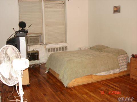 Spacious Studio Apartment In A Luxury Building Features Renovated Baths, Hardwood Floors And Ample Closets. Located In The Heart Of Briarwood Near Shops, Buses And E & F Trains.  