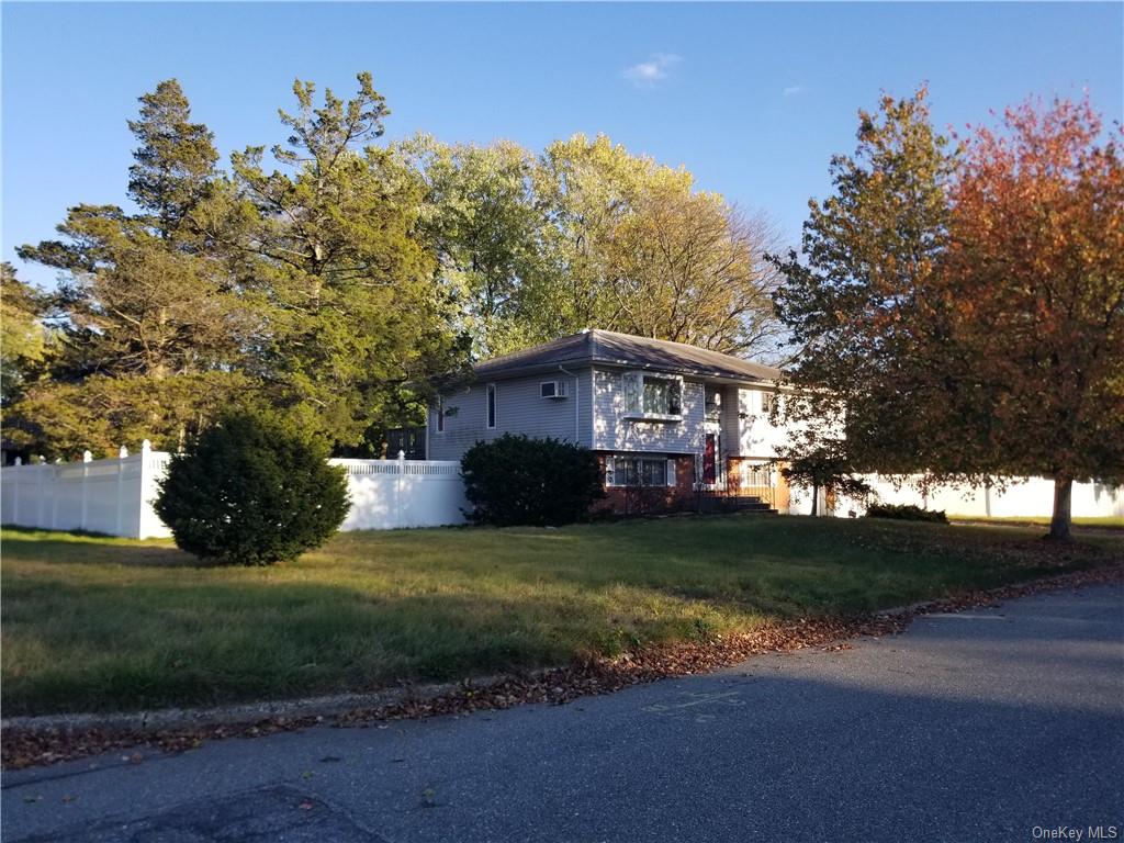 Single Family in East Northport - Pumpkin  Suffolk, NY 11731