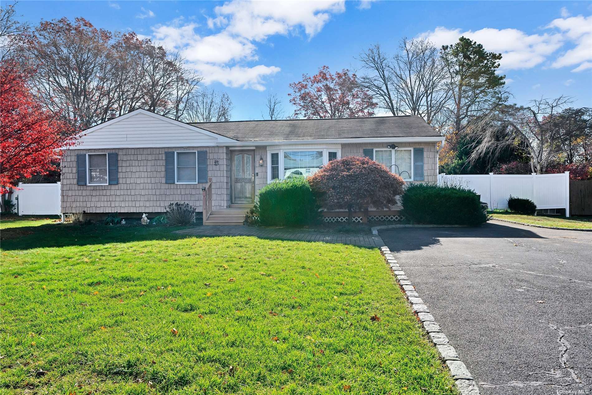 Single Family in Islip Terrace - Babylon  Suffolk, NY 11752