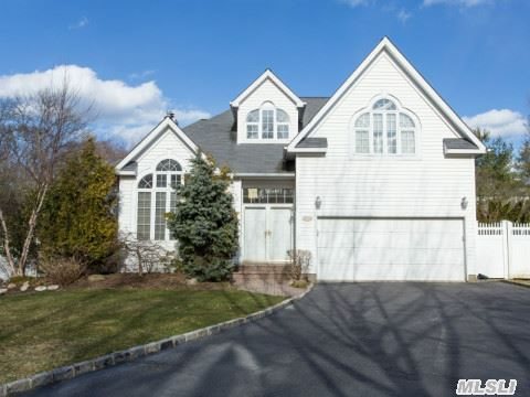 Beautifully Decorated 4 Bdrm,3.5 Bath Contemporary Colonial In Woodbury Oaks. High Ceilings, Hw Flrs, Granite Eik W. Ss Appl, Crown Moldings, French Doors, Fenced Yard, Renovated Gorgeous Master Bath. New Washer/Dryer. Willits, Hbt And Syosset Hs.