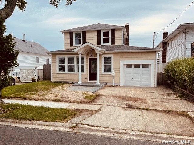 Single Family in Lindenhurst - Clearwater  Suffolk, NY 11757