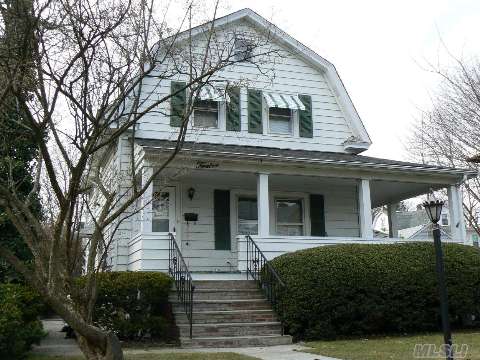 Charming Dutch Col Quietly Situated In A Cul De Sac By Stannards Park,Close To The Library,Shop,Lirr.This Is The Starter Home You Have Been Waiting For!