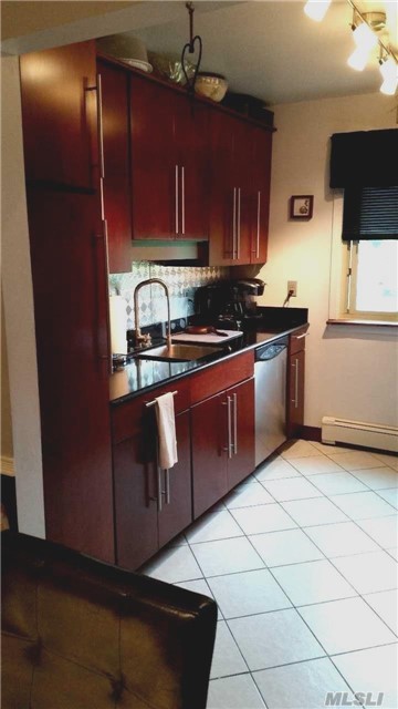 Best Deluxe 1 Bedroom Co-Op In Islip. All Updated Stainless Kitchen, Bath With Whirlpool Tub. Beautiful Courtyard Location. Close To Parking, Club House. Pet Friendly. Why Rent When You Can Own For Less!!