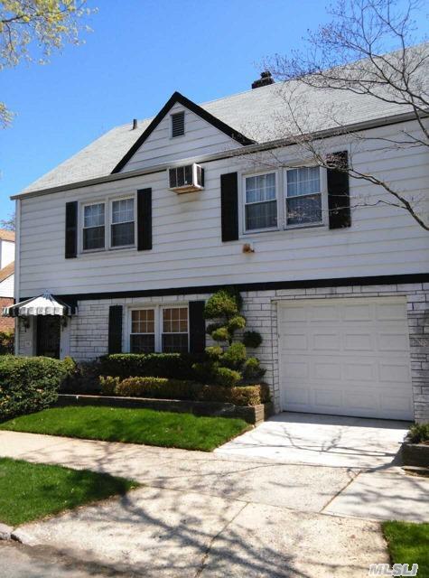 Spacious Beautiful Mother And Daughter Style House, R3-2 Zoning, Bus Q17 And Q46. Express Bus Qm5, Qm6, Qm1 To Manhattan.