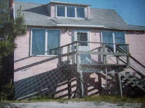 Build Your Own Sand Castle For Year-Round Beach Living On Oak Beach. Renovate This Cozy Cottage Or Design Your Own Dream Home. 50 Min To Nyc,  10 Min To Lirr. Best Of All Worlds.