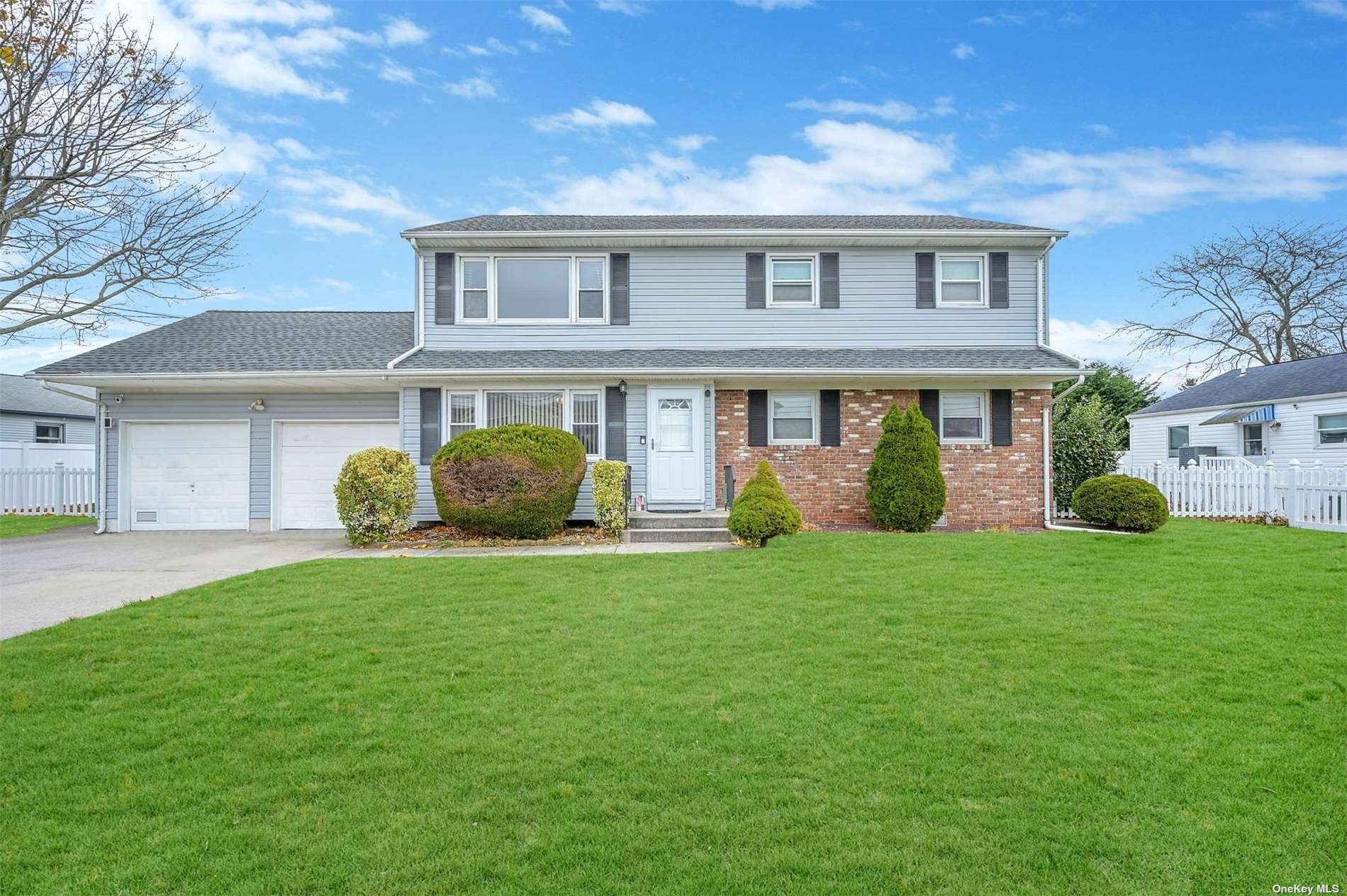 Two Family in Lindenhurst - 5th  Suffolk, NY 11757