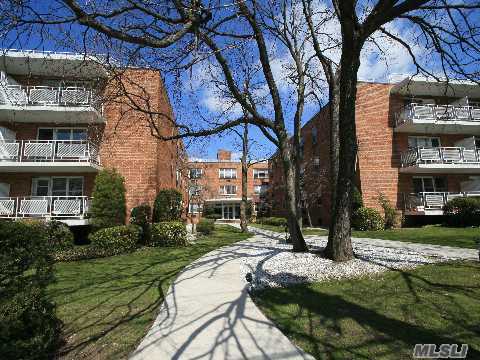 One Bedroom Co-Op Overlooking Courtyard. Update Bath, Beautiful Hw Floors, Lots Of Closets. A Commuter's Dream, Close To Train, Shopping & Restaurants. Includes One Indoor Parking Space.No Pets