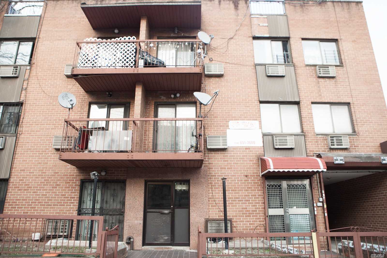 Cozy first floor studio condo in an excellent location, one blocks from the 7 train, 15 minutes to Flushing and 30 minutes to Manhattan. Plenty of shopping and restaurant close by. Private patio area. Good for investment or primary residence. Don&rsquo;t miss this chance!