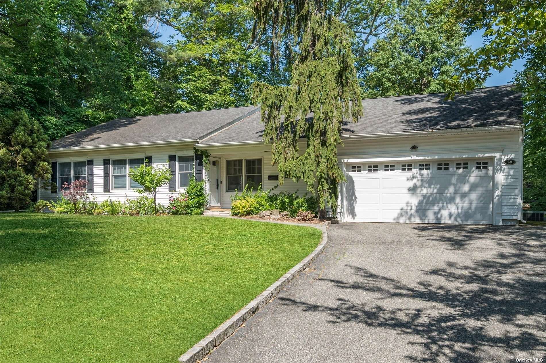 Single Family in East Hills - Fir  Nassau, NY 11576