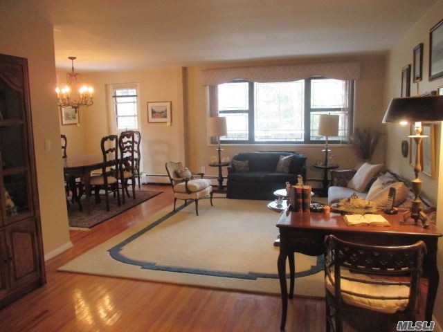 Top Floor Sunny 2 Bedroom 2 Bath Apartment In The Heart Of Great Neck  Closets Galore. Right Next To Park, Shops, Restaurants And Long Island Rail Road. Guaranteed Parking Spot: North 10!