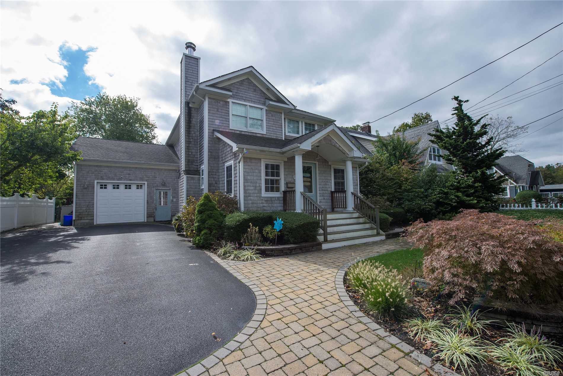 Vintage Colonial In The Presidential Section. Nice Floor Plan With Spacious Rooms. A Little Shoe Shine And This Home Can Be Cute As Can Be.