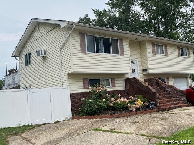 Single Family in North Babylon - Van Cott  Suffolk, NY 11703