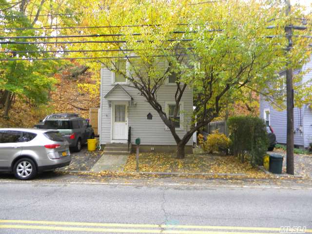 Great Starter Home! New Retaining Wall.Located Near The Village,  Shopping And The Lirr.