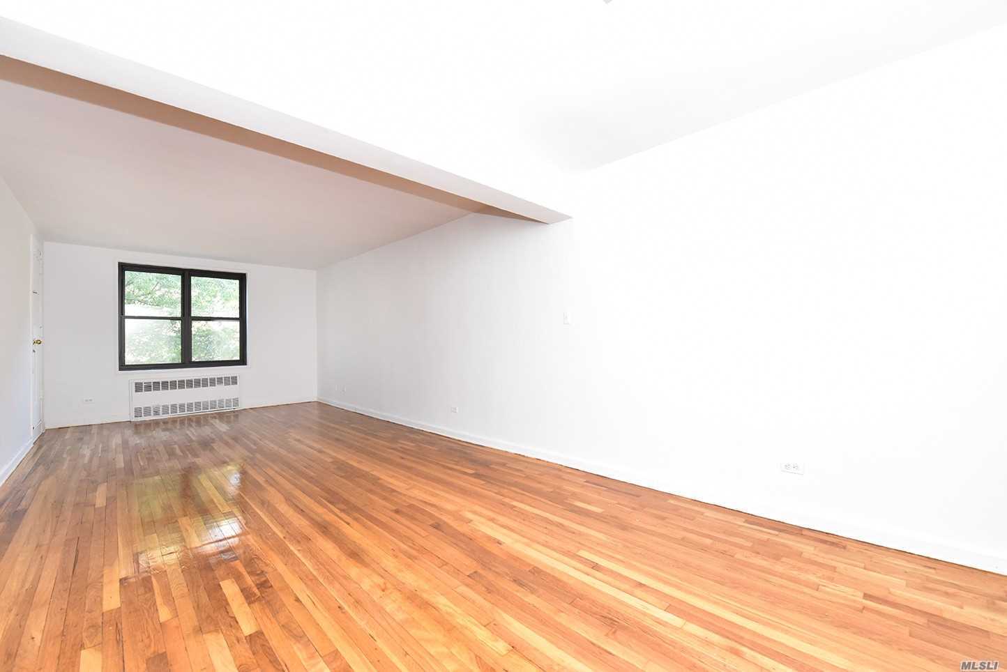 3 Bedroom apartment in the prestigious Eden Rock building. This pet friendly building features a doorman, laundry room, and a 24 hour gym. Conveniently located within minutes to buses, transportation, shopping, Briarwood Station, and the E and F trains.