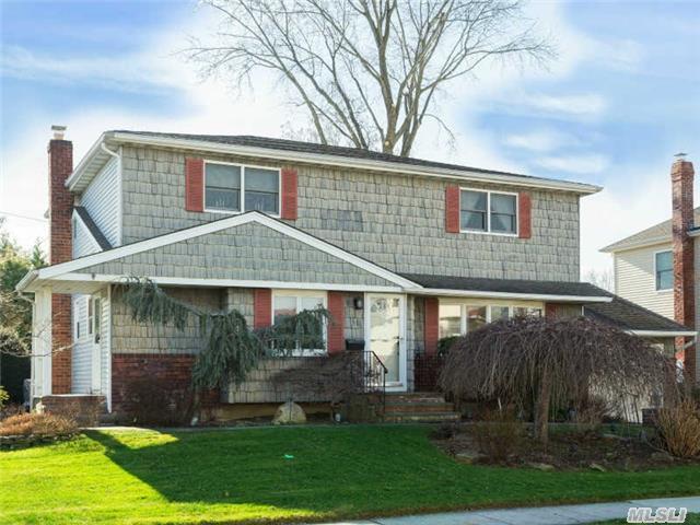 Syosset - Fabulous 4Br/2Bth Colonial With So Many Updates. House Shows Light And Bright. Perfect Midblock Location. Open Concept Kitchen And Dining Room. Hardwood Floors On Main Level. Large Inviting Entry Foyer. Jacuzzi Tub. Cac, Igs, Garage, Deck, Professionally Landscaped. Low Taxes. Syosset Schools. Do Not Miss -