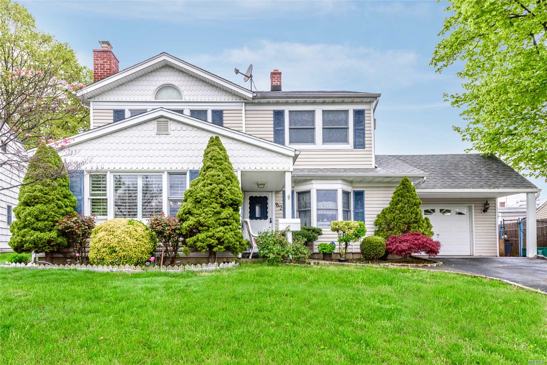 Beautiful Dwelling In A Desirable Part Of Levittown. Features Living Room, Dining Room, 4 Bedrooms, 2 Full Baths, Kitchen And Den With Access To Backyard. Close To Shopping And Lirr.