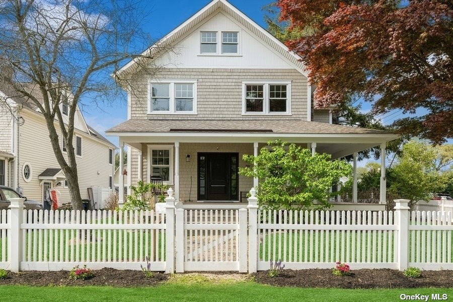 Single Family in Babylon - Cockonoe  Suffolk, NY 11702