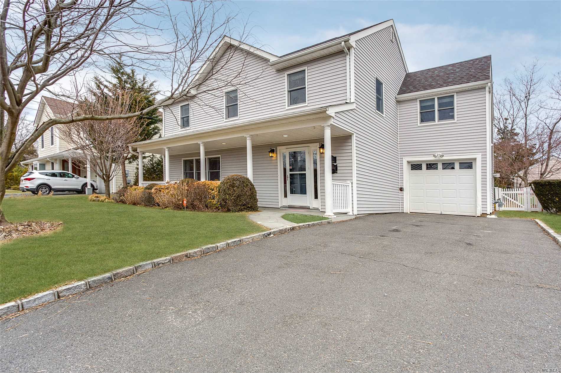 Gorgeous 4 Bd, 3 Bth Turn Key Terrace Section Colonial W Great Curb Appeal & Welcoming Front Porch. Large Foyer Leads To Gracious Principal Rooms. Flr W Gas Fp, Den W Window Seat. Chef&rsquo;s Eik W Cathedral Ceiling In Brkfst Area, Fb. Stunning Mster Ste W Dress Area, Laundry & Luxe Bth. 3 Addl Bdrms & Fb. Cac. Beautiful Private Yard W Brick Patio & Stone Wall. Wonderful Home!