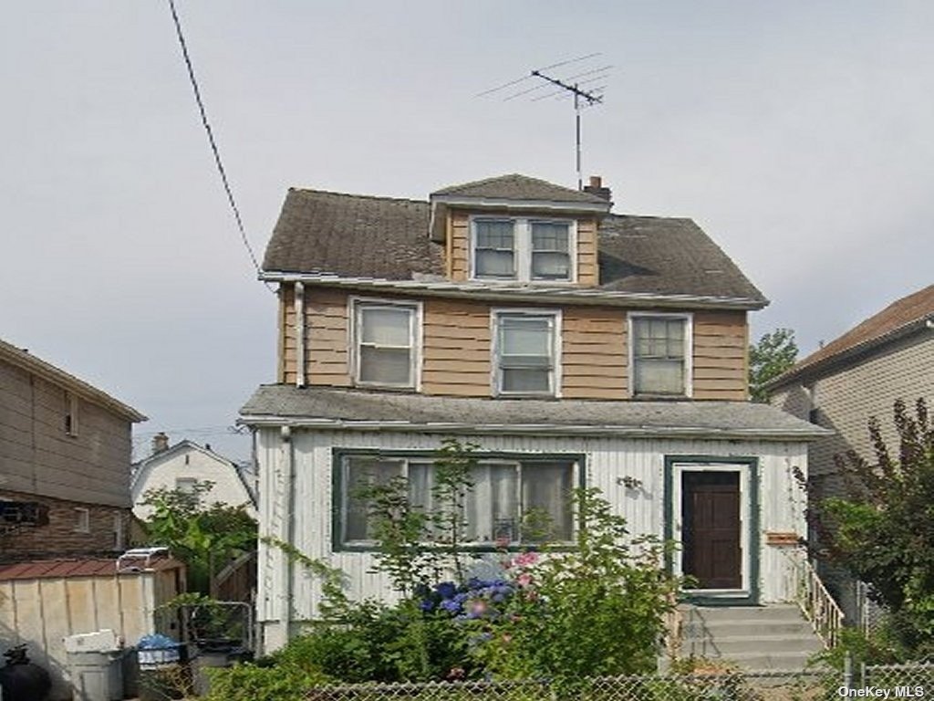 Single Family in Queens Village - 218th  Queens, NY 11427