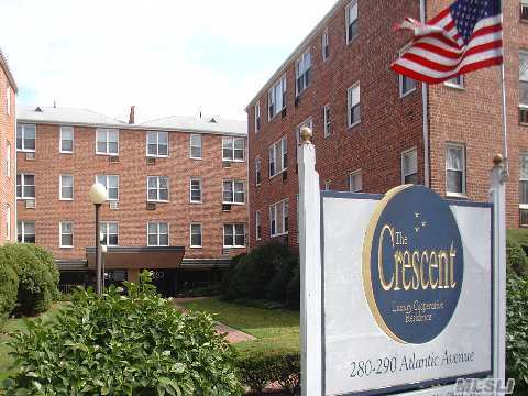 Corner Top Floor Junior 4 Offers Excellent Ventilation & Sunlight! Exceptional Layout With Grand Entry Area Into Oversized Lr, Galley Kitchen W/Pantry & Generous Closets. Extremely Well Maintained Building With Elevator, Gym, Community Room & Laundry On Each Floor, Plus Oversized W/D On Lobby Level. Near All, Lirr, Bus, Stores, Etc. Take A Look, This Is The One!