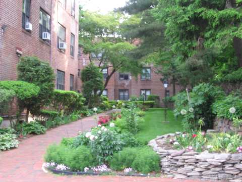 $560.55/Mo!Motivated To Sell! Lg Stylish 1 Br. In Prime Location Near Lirr,Town.Laundry In Apt.Gorgeous Refin Wd Flrs,Redone Kit Wi Beautiful Tile Flr, Private Storage, Din Rm, Arch Details. Upscale Bldg Wi Lush Gardens & Private Cul De Sac. Vill Gar, $30/Mo.In Great Neck Park District.