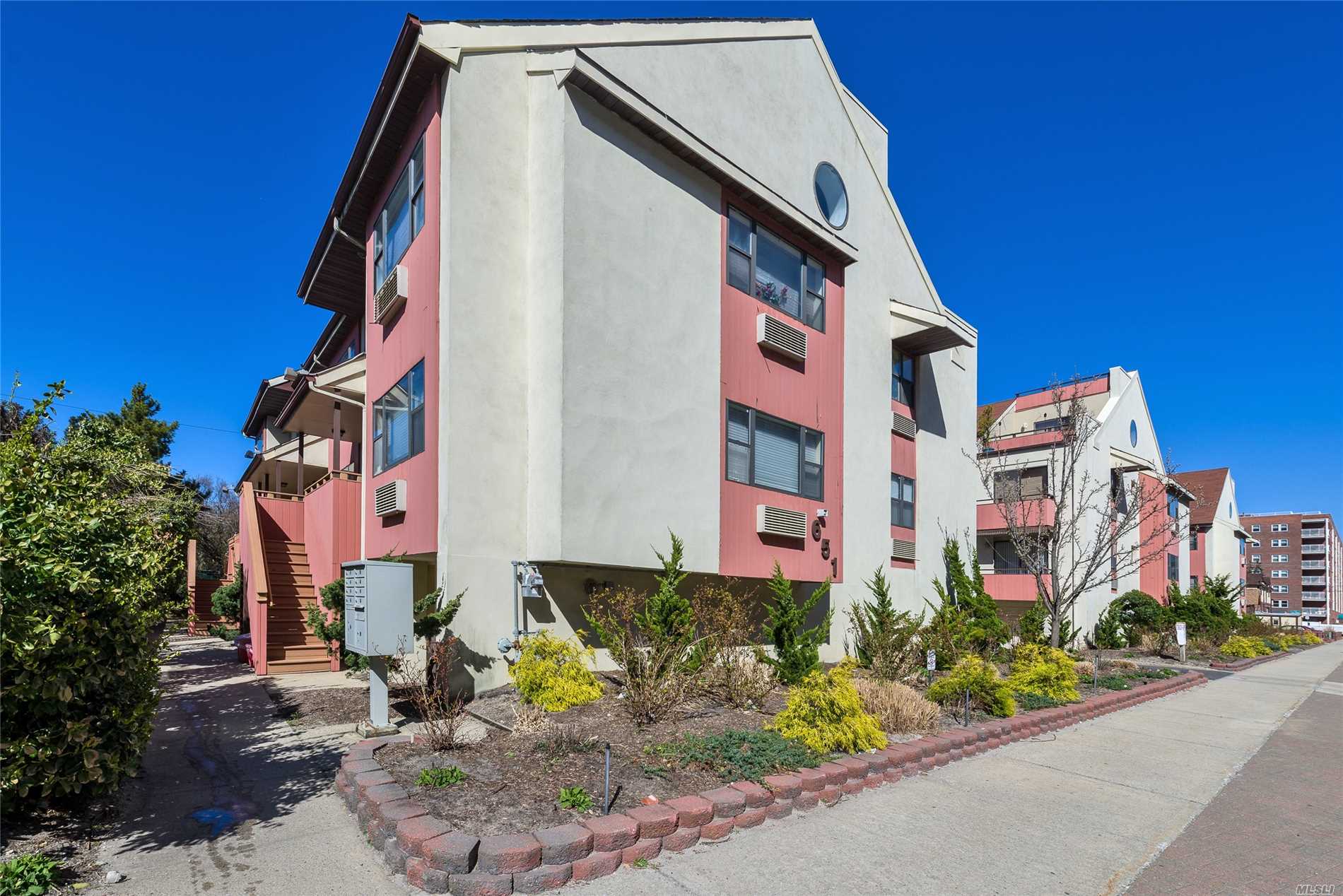 Long Beach, Dog And Cat Friendly, Newly Renovated 2 Bedroom, 2 Bath Condominium Townhome, Stainless Appliances, Glass Tile Backsplash, Washer Dryer In Unit, Slight Oceanview, Two Car Piggyback Garage, Ceramic Wood Look Tile Floors, Must See!