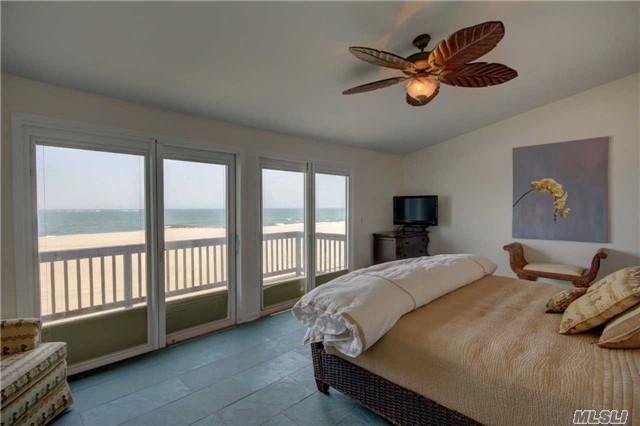 Imagine Waking To This Magnificent View Every Day. Enjoy Yoga, Surfing, Kayaking, Fishing, Sipping A Glass Of Wine On One Of 3 Multi-Level Decks. Beautiful Renovated Townhouse In Pebble Cove, A Private, Secure Oceanfront Community In Atlantic Beach Just 45 Minutes From Manhattan. Heated Pool, Maintained Grounds And Beach Chair Service Are Just A Few Of The Extra Perks