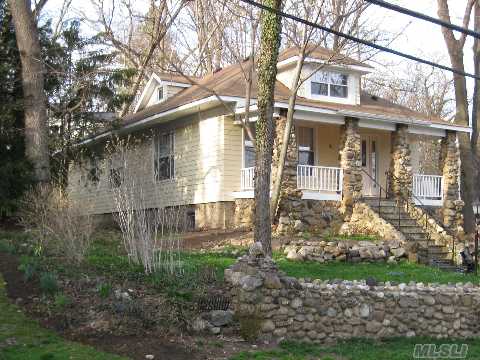 Bright And Spacious Recently Renovated Ranch With 3Br, 1.5Ba Features A Bonus Loft, Full Bsmnt & Beautiful Architectual Details. The Lg Lr/Dr & Porch Are Perfect For Entertaining. Sunny Kitchen Has New Appliances. New Hdwd Flrs & Windows, 10' Victorian Style Ceilings & More. Near Major Roadways, Trains & Union Free Roslyn Schools. Buyer Pays Transfer Tax.