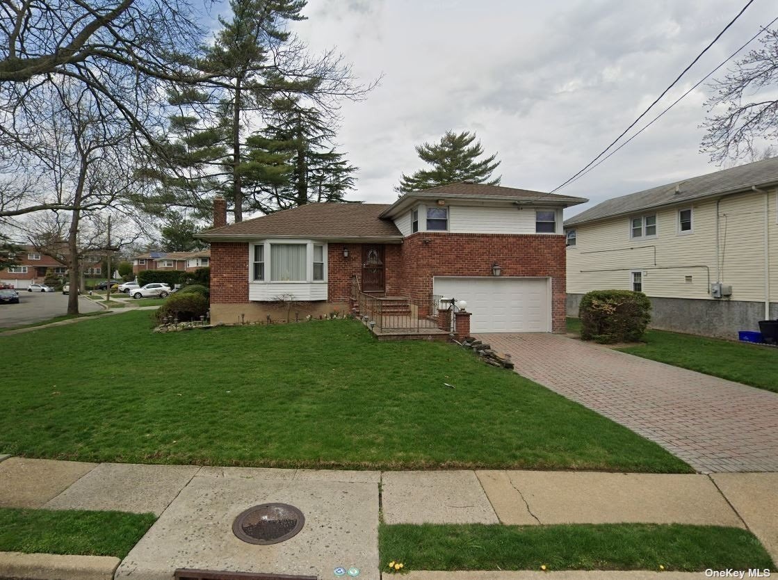 Single Family in North Baldwin - Woodside  Nassau, NY 11510