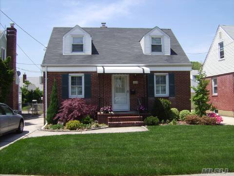 A Sense Of Calm And Tranquality Envelops You When You Enter This Super Fantastic Spotless Wideline Cape With Back Porch And Entrance To Basement. Hardwood Floors, Quiet Location In The Middle Of A Charming Tree-Lined Street In Mineola School District. Jackson Avenue Elementary, Large 1.5 Car Garage, New Kitchen And Bathrooms.