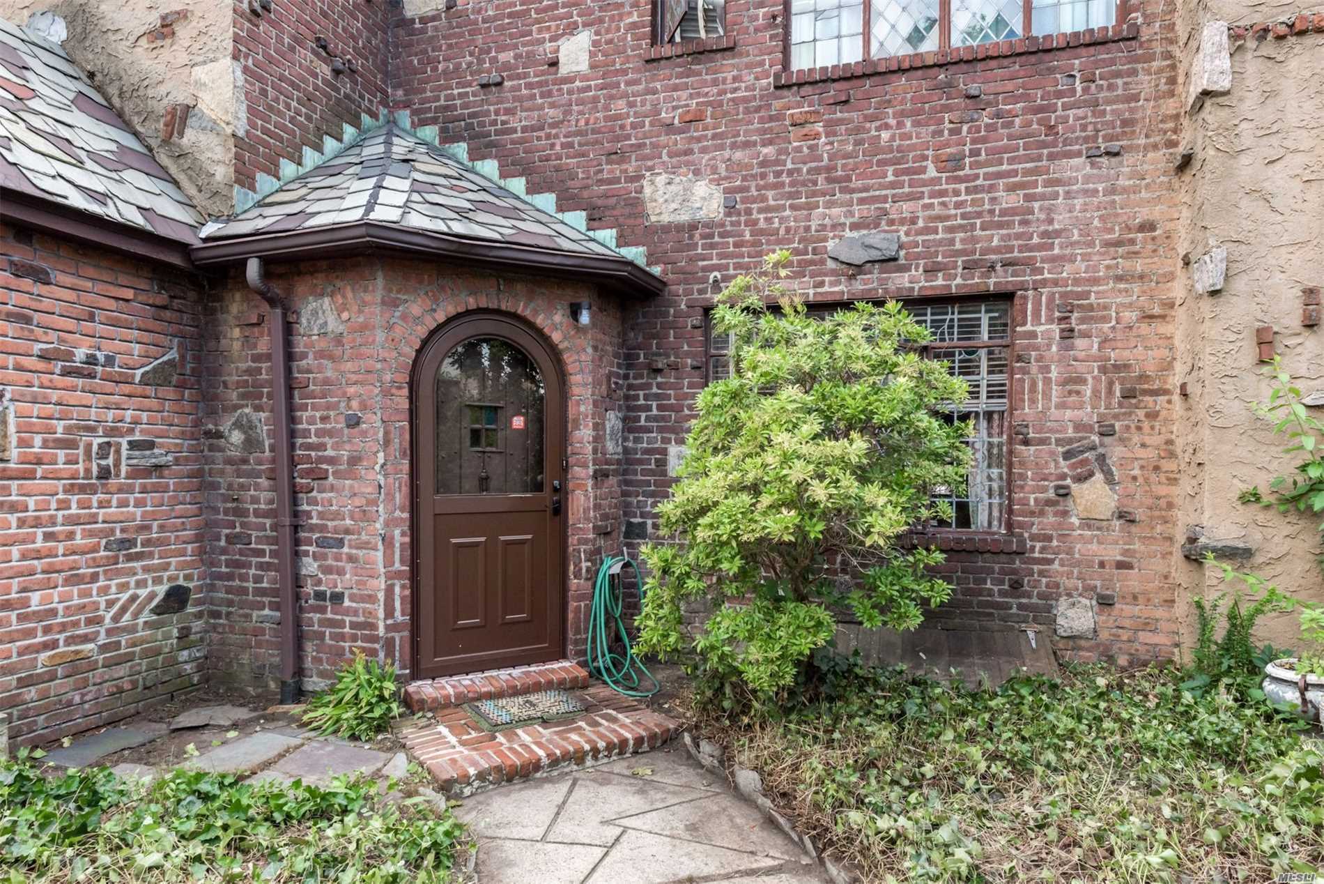 One Of A Kind! Charming Tom Jones English Tudor On Quiet Treelined Street In The Heart Of Beautiful Auburndale. Sch Dst. 25. Transportation Lirr, Buslines: Q26, Q27 Along 45th Ave To #7 Train. Q31 To Jamaica Station. 5 Minute Walk To Supermarket /All Shopping. Q12, Q13 & All Express Buses Along Northern Blvd To Manhattan.