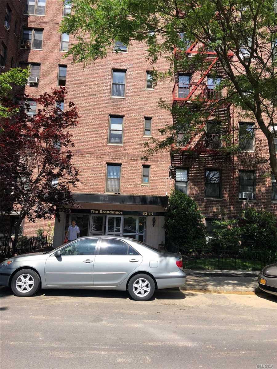 Spacious One Bedroom Apartment In Briarwood, Hardwood Floors, Low Maintenance Costs. Great Location. Close To Subway, Buses Shopping Areas, Banks And Restaurants.