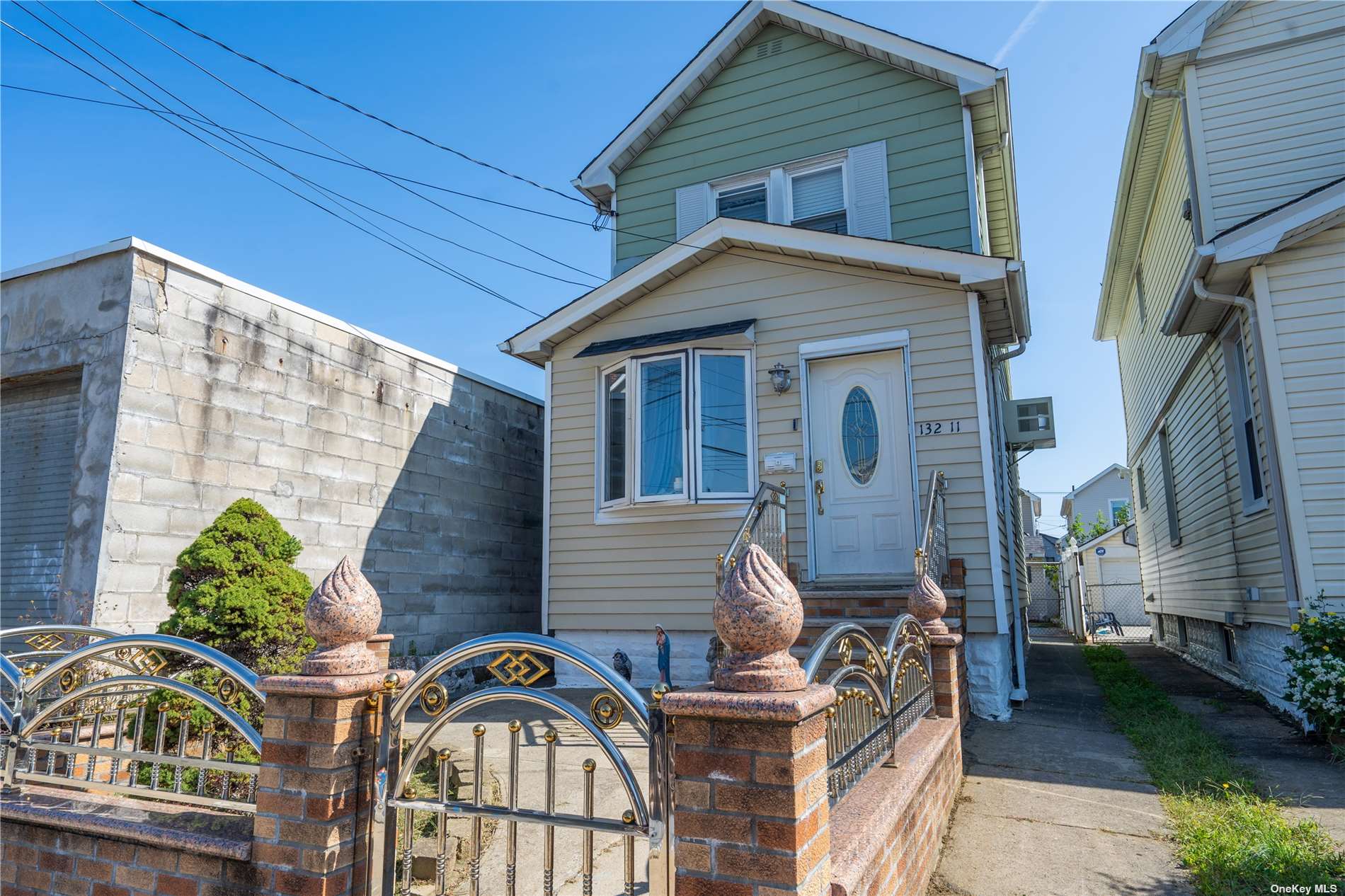 Single Family in Ozone Park - 85th  Queens, NY 11417