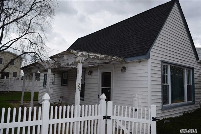 Adorable 2 Bedroom Cottage On Huge 60&rsquo; X 100&rsquo; Parcel Of Land . Loads Of Potential .