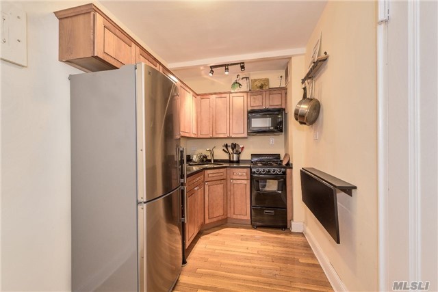 Cozy Studio In The Heart Of Forest Hills, Just Steps To Express E & Trains, Shopping And Austin Street. The Majestic Offers A 24 Hour Doorman,  Parking With A Wait List, And It It A Pet Friendly Building.