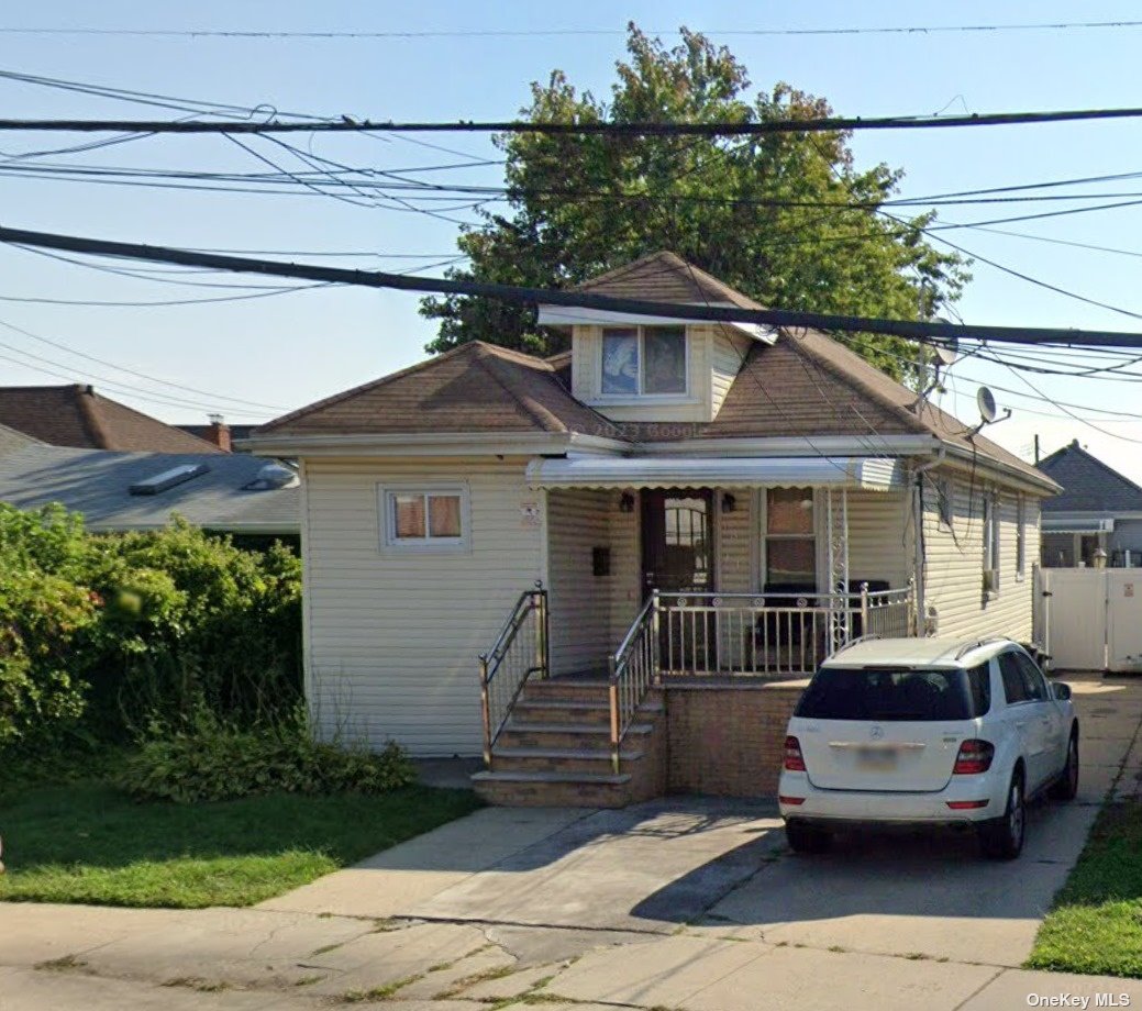 Single Family in Ozone Park - Centreville  Queens, NY 11417