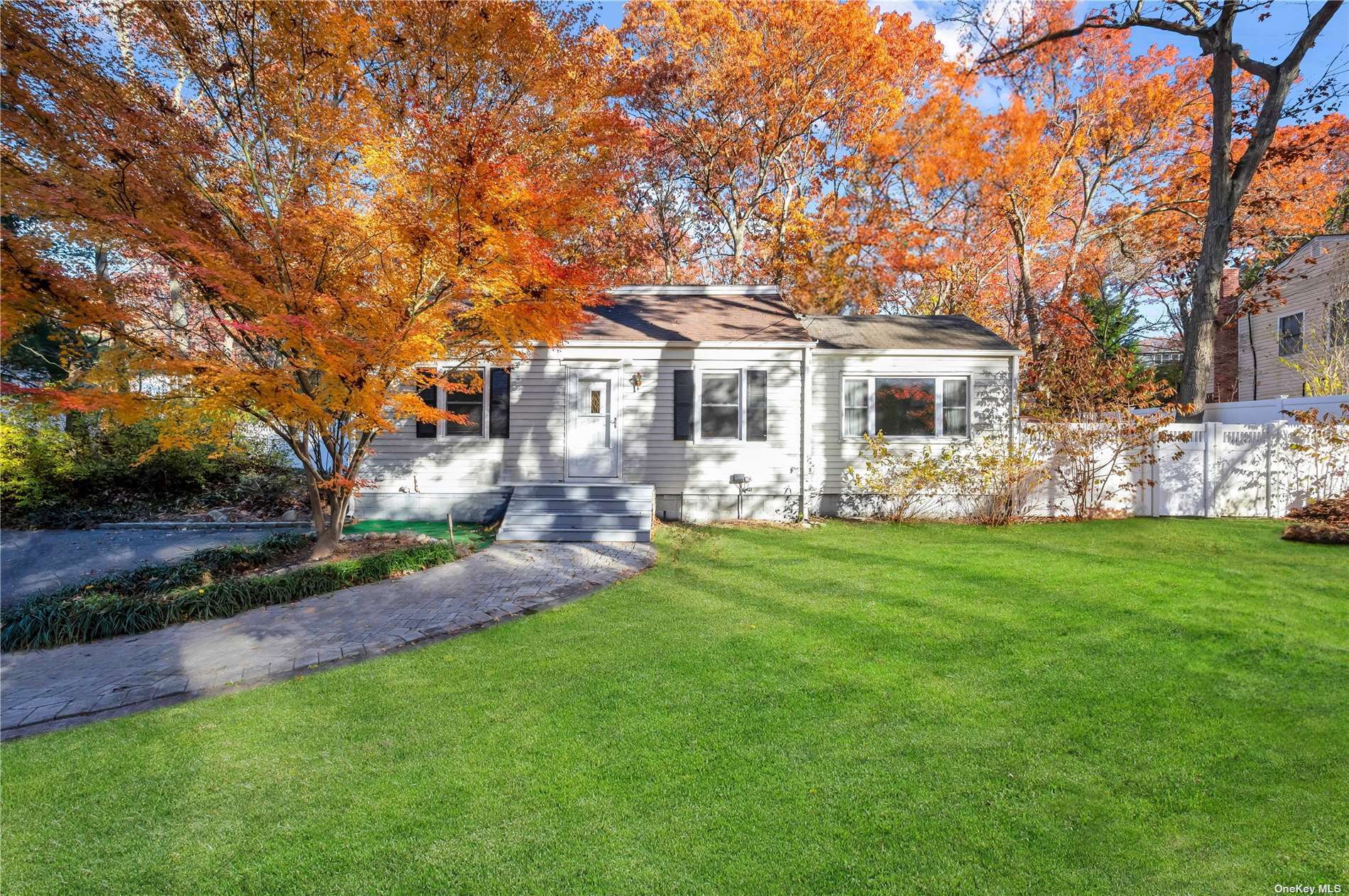 Single Family in Kings Park - Meadow  Suffolk, NY 11754