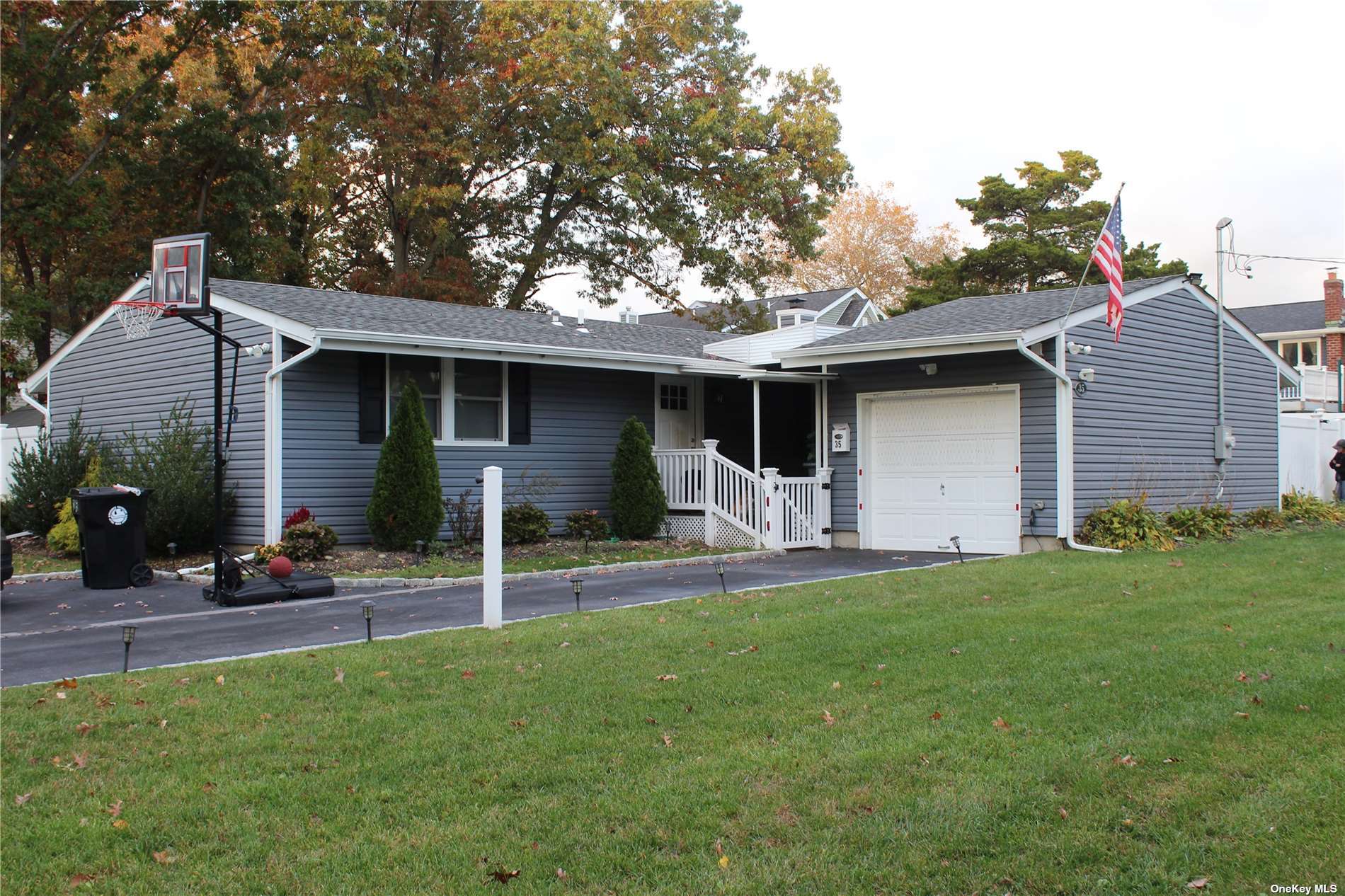 Single Family in Bay Shore - Cleveland  Suffolk, NY 11706